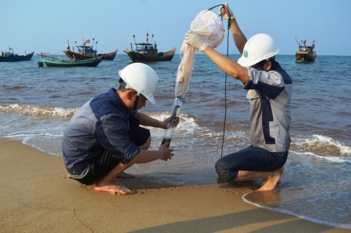 Xây dựng hệ thống quan trắc và cảnh báo môi trường biển tại bốn tỉnh miền Trung