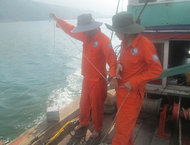 Khảo sát, đo đạc chất lượng nước tại Vịnh Đà Nẵng, thực hiện đề tài nghiên cứu khoa học cấp bộ về rủi ro ô nhiễm môi trường biển ven bờ 