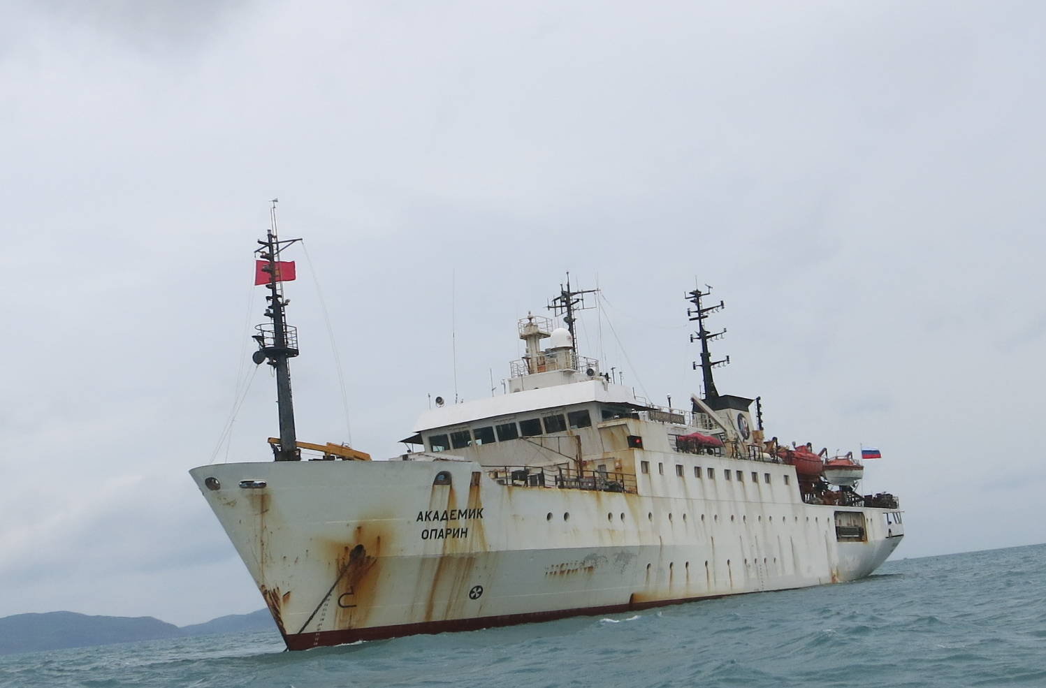 Tham gia nghiên cứu khoa học trên tàu nghiên cứu biển Viện sĩ Oparin trong vùng biển Việt Nam