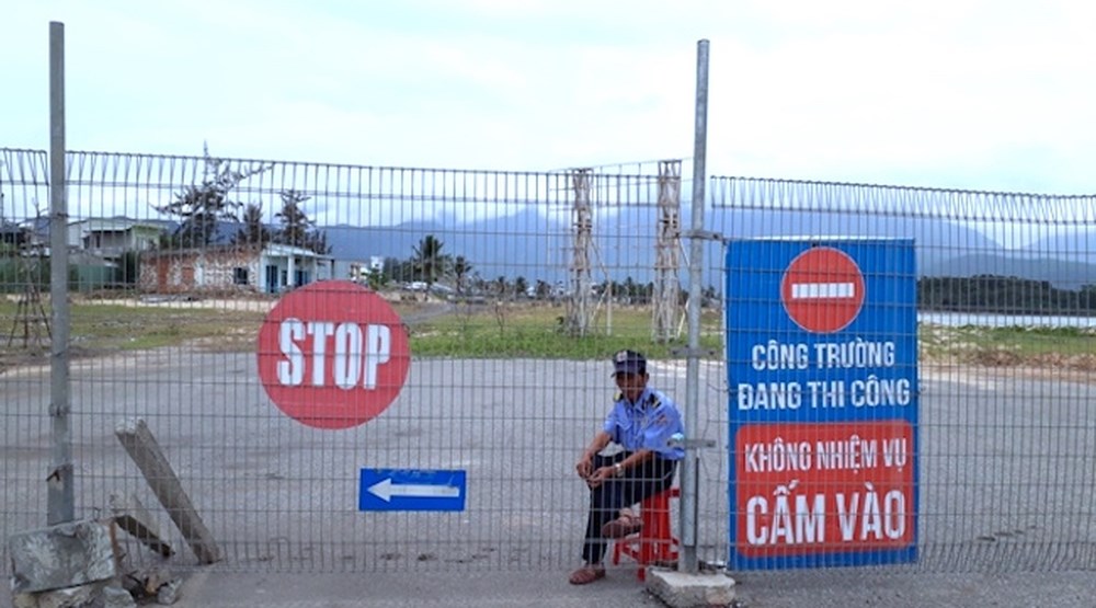 Hơn 12 km đường bờ biển bị rào chắn ở Đà Nẵng
